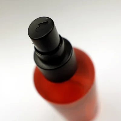 Sticlă de Uppercut Deluxe Clay Spray de 150ml, spray texturizant cu argilă.