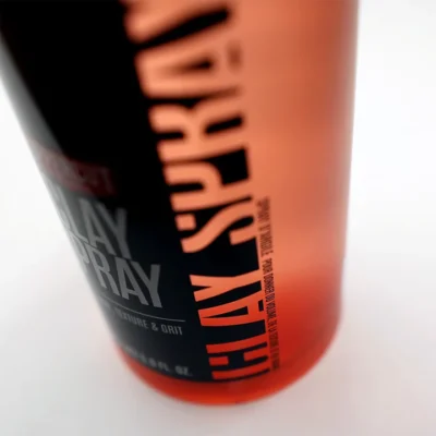 Sticlă de Uppercut Deluxe Clay Spray de 150ml, spray texturizant cu argilă.