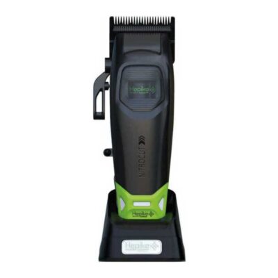 Mașină de tuns profesională Hepike Nitrocut Clipper 8.000 RPM în stația de încărcare
